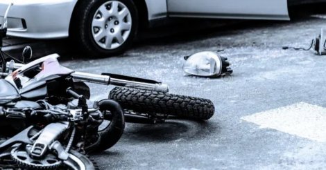   Imbituba / Colisão entre carro e moto deixa mulher e criança de 6 anos feridas na BR-101