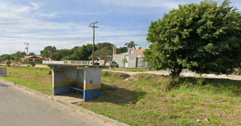  Imbituba / Criminoso aborda casal em ponto de ônibus e rouba celulares de adolescentes na cidade