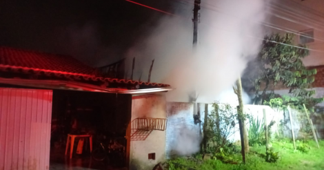   Imbituba / Idosa de 91 anos esquece velas acesas e casa é destruída por incêndio no município