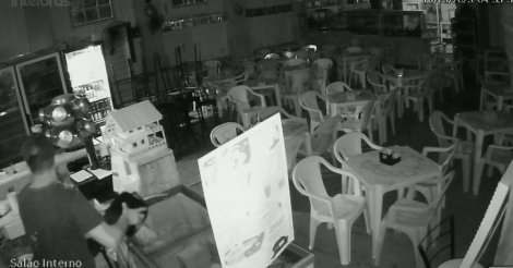  Imbituba / ladrão invade restaurante na madrugada deste domingo, é trancado pelos donos no local e acaba preso pela PM