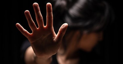  Laguna / Mulher é agredida pelo companheiro em pleno ponto de ônibus e agressor é contido por populares até ser preso em flagrante