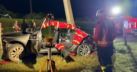  Laguna / Mulher morre e duas ficam feridas após carro cair de barranco e bater em poste