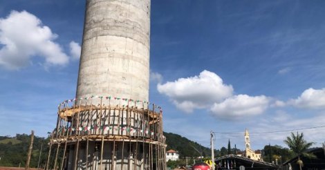 Pedras Grandes / Réplica da Torre de Pisa deve ficar pronta até fim do ano no município