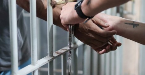   Tubarão  / Traficante tenta escapar pela contramão, mas é preso após perseguição