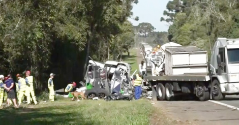 Acidente com 23 mortos e 5 feridos no PR: PRF diz que carreta invadiu pista contrária e bateu de frente com micro-ônibus