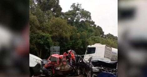 Acidente com sete veículos deixa três mortos e interdita BR-116 em SC