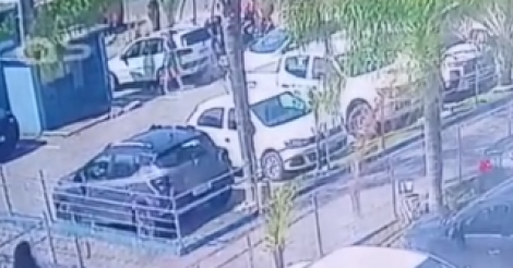 Acidente em frente à prefeitura de Imbituba deixa jovem paraplégico; câmera flagrou carro cortando à frente do motoclista