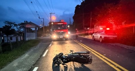 ACIDENTE EM IMARUÍ / Motociclista fica ferido, com suspeita de fratura, após colidir contra carro na SC-437