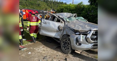 Acidente entre caminhão boiadeiro e caminhonete deixa cinco feridos na BR-101 em Imbituba