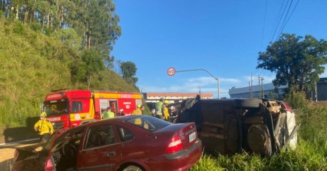 Acidente entre três carros e caminhão deixa ao menos dois mortos e interdita rodovia em SC
