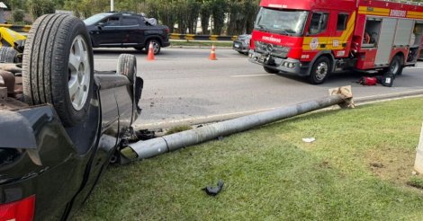 Acidente na Avenida Beira-Mar Norte, em Florianópolis, mobiliza bombeiros após carro capotar e atingir poste