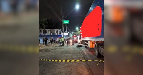 Adolescente em scooter morre em acidente com caminhão em SC