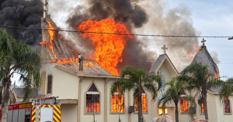 Após incêndio, desafio é reerguer igreja destruída