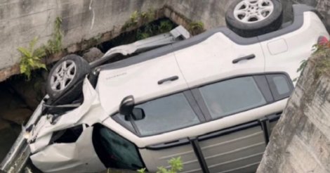 Após perseguição policial/criminosos que furtaram Jeep em pousada/Imbituba batem e capotam carro e são presos/Florianópolis