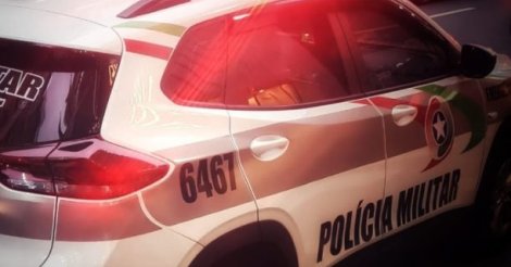 Assaltante armado invade mercado, rende funcionário e foge com dinheiro