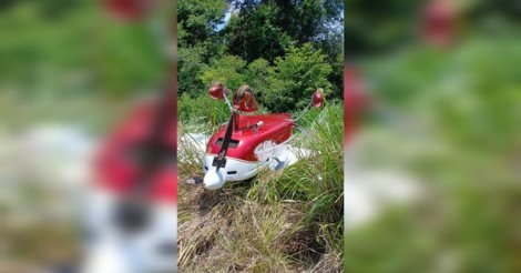 Avião para de cabeça para baixo após pouso de emergência em plantação em SC