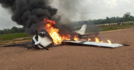 Avião suspeito vindo da Bolívia entra em território brasileiro e é interceptado pela FAB; piloto põe fogo na aeronave e desaparece em MT
