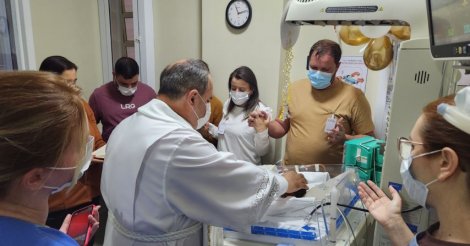 Bebê de 18 dias é batizado na UTI Neonatal de hospital em Tubarão