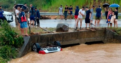 Bebê e casal são encontrados mortos em carro arrastado pela água durante fortes chuvas em Palhoça (SC)