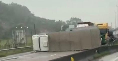 Caminhão tomba, bloqueia a BR-101, e gera 10 km de fila na Grande Florianópolis nesta terça