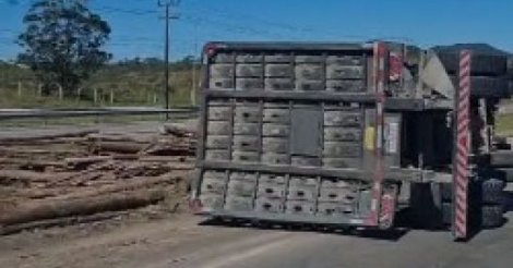 Caminhão tomba e interdita pista da BR-101 em Imbituba