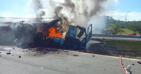 Carreta carregada com cebola tomba e pega fogo na BR-101