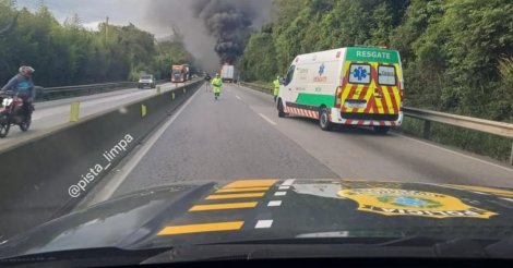 Carreta pega fogo e provoca quilômetros de congestionamento no Morro dos Cavalos, em SC