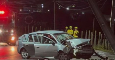 Carro bate contra poste e deixa dois feridos em Tubarão