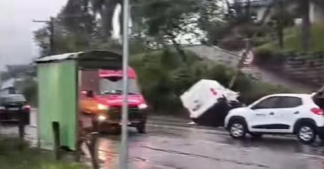 Carro da prefeitura de Tubarão se envolve em acidente na Ponte da Guarda