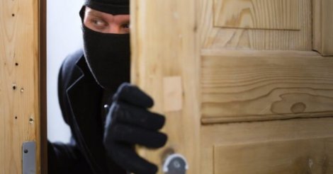 Casa é arrombada em Imbituba e ladrões levam TV, notebook e outros eletrodomésticos