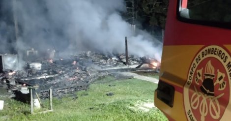 Casa de alvenaria e automóvel são consumidos por incêndio no interior de Timbé do Sul/ Neste DOMINGO