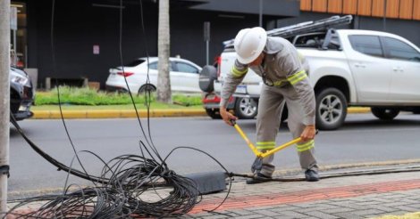 Celesc remove mais de 1 tonelada de fios irregulares em Criciúma