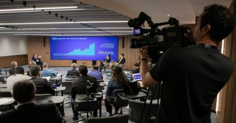 Cenário fiscal pressiona juros e afetará crescimento em 2025, diz FIESC