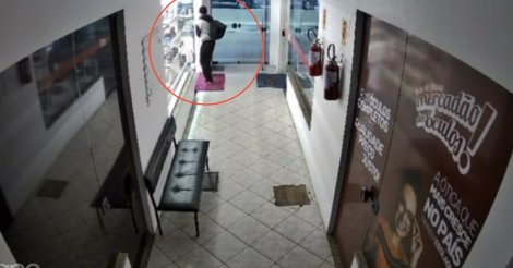 Câmera flagra homem tentando entrar em lojas durante a madrugada em Garopaba