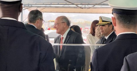 Comandante da Marinha adota tom político em discurso, em Santa Catarina