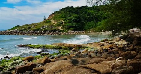Corpo de homem é encontrado boiando entre pedras em praia de Imbituba