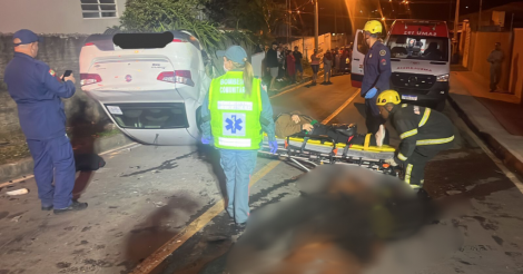 Criciúma / Acidente na cidade termina com carro capotado e idosa ferida