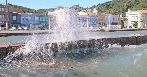 Defesa Civil alerta para maré alta e risco de alagamentos no litoral de Santa Catarina