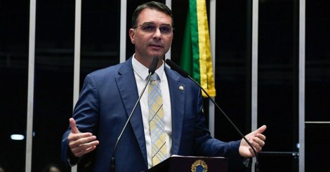 Desafiado por Lula, Flávio Bolsonaro votará pelo fim da escala 6×1 para evitar desgaste no 2º turno