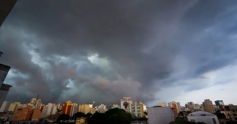 Dia vira noite: chuva se espalha, e toda a cidade de SP entra em estado de atenção para alagamentos; mais de 80 mil imóveis estão sem luz
