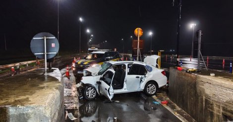  Mulher morre após carro bater contra mureta em praça de pedágio na BR-101, em São João do Sul