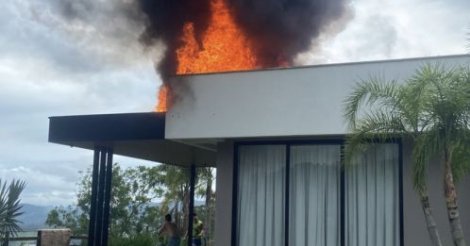 Explosão de ar-condicionado provoca incêndio em casa