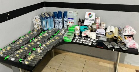 Fábrica clandestina de lança-perfume fechada pela PM funcionava dentro de casa em SC