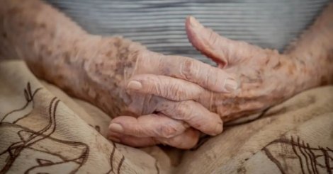 Filha é presa suspeita de agredir a própria mãe de 79 anos