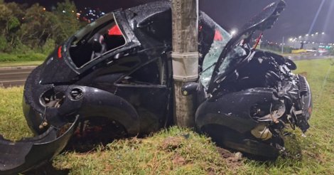 Florianópolis: carro sai da pista e atinge poste na SC 401 Sul durante a madrugada