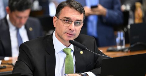 Flávio Bolsonaro pede investigação contra ex-nora de Lula ao TCU por desvios no MEC
