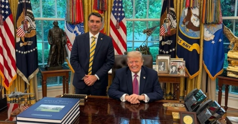 Flávio Bolsonaro é recebido por Trump na Casa Branca em meio à crise envolvendo Vorcaro e Banco Master