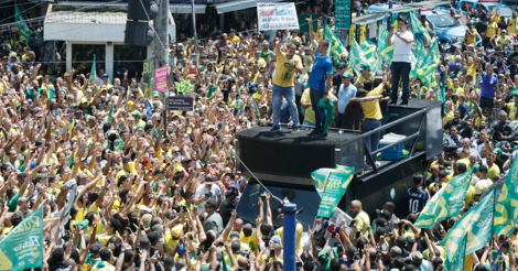 Flávio Bolsonaro chega à Avenida Paulista para ato com milhares de apoiadores