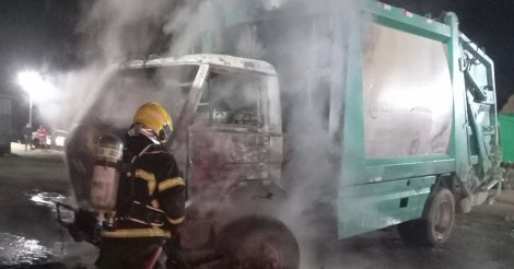 Fogo destrói caminhão de coleta e danifica outros três veículos em Içara