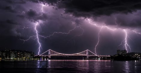 Fotógrafo registra sequência de raios sobre a Ponte Hercílio Luz durante tempestade em Florianópolis